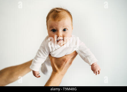 Bambino in padre mani lo stile di vita della famiglia papà giocando con il bambino neonato genitorialità concept Foto Stock