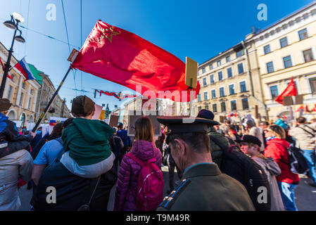 Reggimento immortale - persone portano i banner con una fotografia del guerriero i loro antenati, la Giornata della Vittoria, Nevsky Prospect, San Pietroburgo, Russia Foto Stock