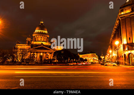 Saint Isaacs cattedrale nel cuore di San Pietroburgo di notte illuminata da luci di strada e auto sentieri di luce (St. Pietroburgo, Russia, Europa) Foto Stock