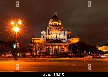 Saint Isaacs cattedrale nel cuore di San Pietroburgo di notte illuminata da luci di strada e auto sentieri di luce (St. Pietroburgo, Russia, Europa) Foto Stock