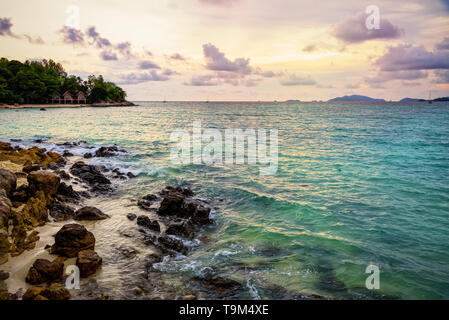 Bellissima natura tropicale paesaggio colorato il cielo al tramonto sul mare di rocce e resort sulla spiaggia in estate al tramonto sulla spiaggia di Koh Lipe è Foto Stock