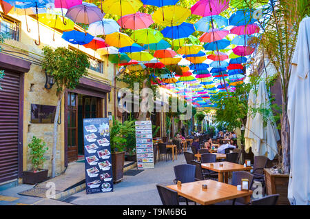 Nicosia, Cipro - 4 OTT 2018: Outdoor cafe con sorprendente ombrelloni colorati la decorazione della parte superiore della strada. Popolare località turistica nel centro della città Foto Stock