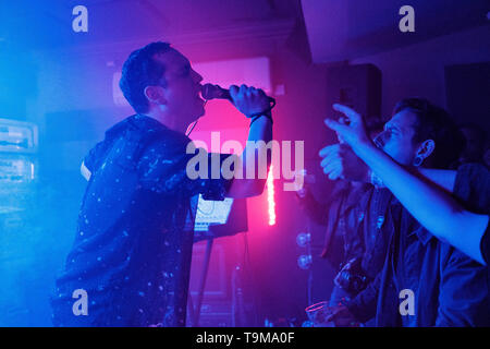 Suini suini suini suini suini suino Suini eseguire live at the Portland Arms, Cambridge, UK. Foto Stock