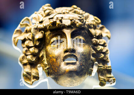 Maschera di bronzo di un maenad ( una femmina seguace del vino dio Bacco) Romana circa i secolo d.c. decorativo in allegato da un pezzo di arredamento Foto Stock