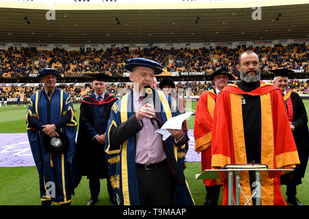 Wolverhampton Wanderers FC head coach Nuno Espirito Santo essendo realizzato Dottore Honoris Causa dello Sport dell'Università di Wolverhampton. Foto Stock