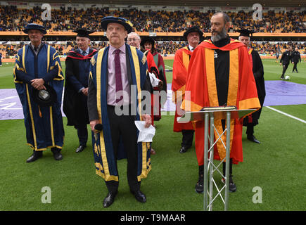 Wolverhampton Wanderers FC head coach Nuno Espirito Santo essendo realizzato Dottore Honoris Causa dello Sport dell'Università di Wolverhampton. Foto Stock