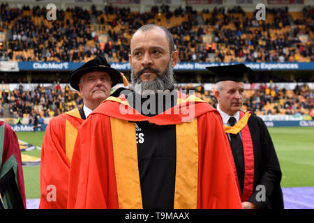 Wolverhampton Wanderers FC head coach Nuno Espirito Santo essendo realizzato Dottore Honoris Causa dello Sport dell'Università di Wolverhampton. Foto Stock