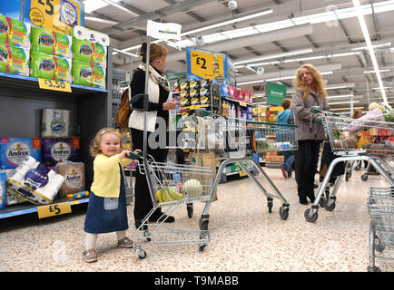 Donna e bambino shopping nel supermercato Gran Bretagna famiglia acquirente fai shopping con i bambini Foto Stock