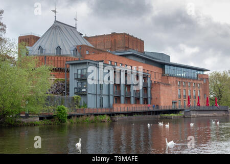 Il Royal Shakespeare Company Teatro visto dal fiume Avon Foto Stock