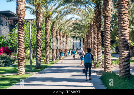 TEMPE, AZ/STATI UNITI D'America - 10 Aprile 2019: individui non identificato sul campus della Arizona State University. Foto Stock