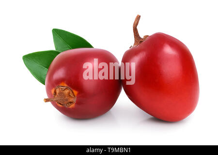 Tamarillo freschi frutti con foglie isolati su sfondo bianco Foto Stock