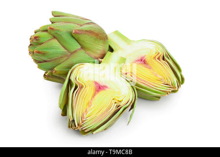 Carciofi freschi e metà isolato su sfondo bianco closeup Foto Stock