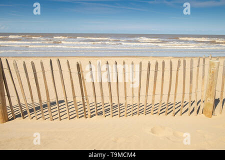 Non è possibile arrestare l'aumento del livello del mare o di marea con economici le difese del mare - Recinzione in tutta la spiaggia a Formby, Merseyside England, Regno Unito Foto Stock