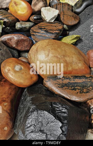 Ciottoli di Jade-ziliao e altri minerali al Jade Bazaar-Hotan-Xinjiang-China-0144 Foto Stock