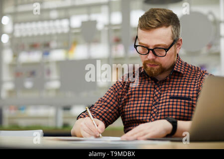 Considerato l uomo preparazione del report Foto Stock