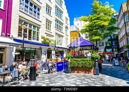 La gente a mangiare al fresco e ristoranti in St Christopher's Place, Londra, Regno Unito Foto Stock
