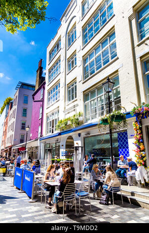 La gente a mangiare al fresco e ristoranti in St Christopher's Place, Londra, Regno Unito Foto Stock