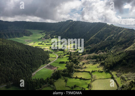 Paesaggio dell'antenna dell'imponente cratere vulcanico a Sete Cidades, Isola di Sao Miguel, Azzorre. Qui la valle tra il grande cratere parete e th Foto Stock