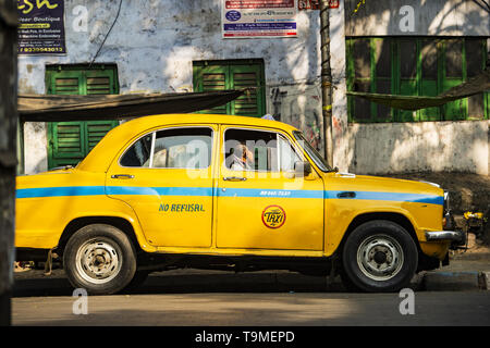 Un tassista è in attesa per i passeggeri in Kolkata, India. Foto Stock