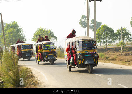 Un gruppo di monaci buddisti sono su un auto rickshaw (tuc tuc) in Bodh Gaya. Foto Stock