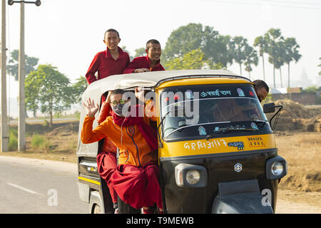 Un gruppo di monaci buddisti sono su un auto rickshaw (tuc tuc) in Bodh Gaya. Foto Stock