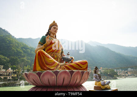 Splendida vista della statua di seduta dea Parvati e la statua del signore Shiva sulla sponda del fiume Gange. Rishikesh, Uttarakhand,l'India Foto Stock