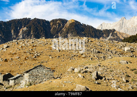 Splendida vista di alcuni picchi delle montagne himalayane a Triund. Sunny bella giornata con alcune nuvole. Dharamshala, Himachal Pradesh, India Foto Stock