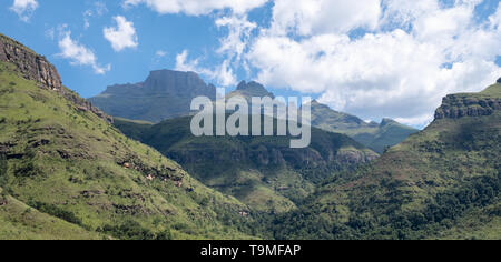 Champagne Valley vicino a Winterton, facente parte della centrale di Drakensberg mountain range, Kwazulu Natal, Sud Africa. Foto Stock