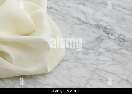 Alla moda e bella biancheria orlo a giorno di tovaglioli in stile antico in marmo di carrara Foto Stock