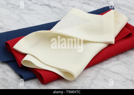 Alla moda e bella biancheria orlo a giorno di tovaglioli in stile antico in marmo di carrara Foto Stock