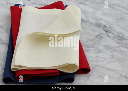 Alla moda e bella biancheria orlo a giorno di tovaglioli in stile antico in marmo di carrara Foto Stock