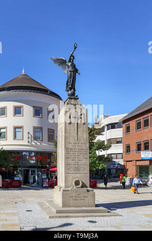 Giubileo Square War Memorial nel centro della cittadina di Woking, Surrey, Inghilterra sudorientale, Regno Unito in una giornata di sole con cielo blu Foto Stock