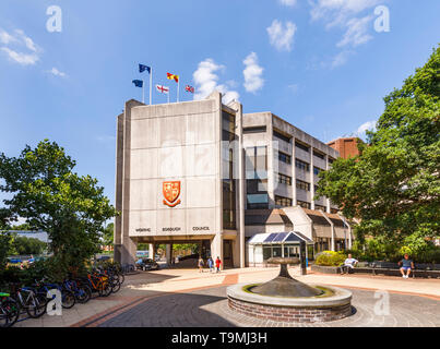 Moderni uffici civica di autorità locali, Woking Borough consiglio, Gloucester Square, il centro della città di Woking, Surrey, Inghilterra sudorientale, REGNO UNITO Foto Stock