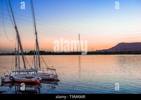 Barche ormeggiate sul Nilo Foto Stock