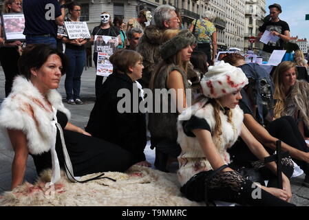 L269 anti-fur dimostranti protestano uccisione di animali da pelliccia; Lione, Francia Foto Stock