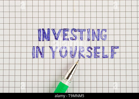 Investire in te stesso. Lo sviluppo personale e il concetto di istruzione dello sfondo. Foto Stock