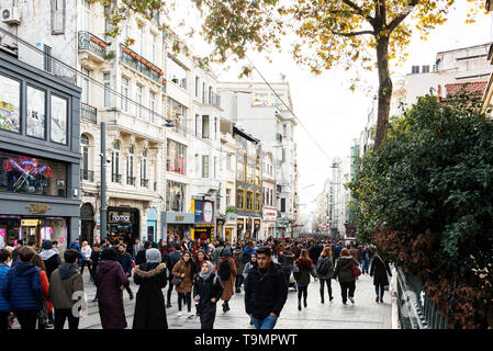 Istanbul, Turchia - 17 novembre 2018. Viale Istiklal con affollate di persone a Istanbul Beyoglu Turchia. Foto Stock