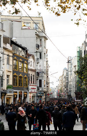 Istanbul, Turchia - 17 novembre 2018. Viale Istiklal con affollate di persone a Istanbul Beyoglu Turchia. Foto Stock