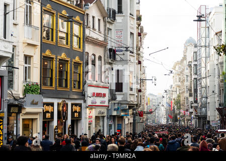 Istanbul, Turchia - 17 novembre 2018. Viale Istiklal con affollate di persone a Istanbul Beyoglu Turchia. Foto Stock