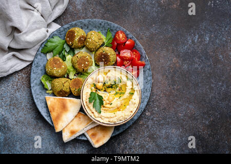 Hummus di ceci con falafel e pane pita. Vegano vegetariano cibo arabo. Vista superiore, spazio di copia Foto Stock