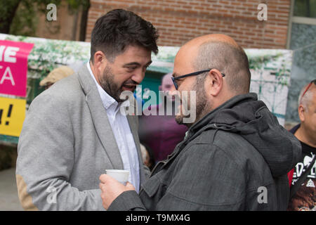 Pablo Carmona e Carlos Sánchez Mato visto parlare durante la conferenza di partito. La coalizione politica Madrid en Pie tiene una conferenza con la partecipazione di Carlos Sánchez Mato, candidato per il sindaco della città di Madrid, Rommy Arce, numero 2 sulle liste di Madrid en Pie, e Pablo Carmona, numero 3 sulle liste di Madrid in piedi. L'ancora consiglieri del consiglio municipale di Madrid di Ahora Madrid concorreranno le elezioni locali il 26 maggio in grado di competere con il presente sindaco di Madrid, Manuel Carmena. Foto Stock