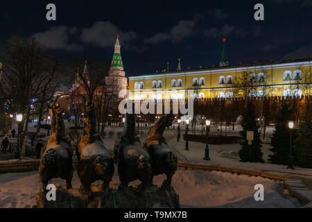 Vista sul Cremlino Piazza Rossa Alexander garden. Quattro stagioni fontana di cavalli da Zurab Tsereteli al Manege square, Russia, Mosvow, 11.01.2019 Foto Stock