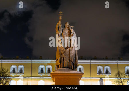 Saint statua con tenuta Croce, vicino al Cremlino di Mosca Foto Stock