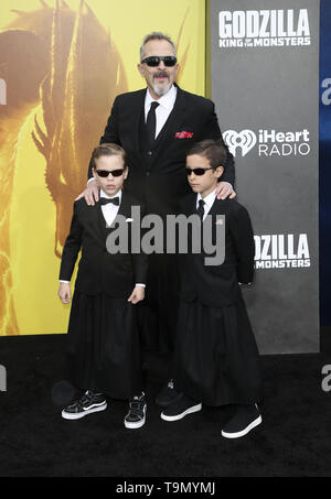 18 maggio 2019 - Hollywood, California, Stati Uniti - 18 Maggio 2019 - Hollywood, California - Miguel Bose e i suoi figli Diego e Tadeo. ''Godzilla: Re dei mostri " Los Angeles Premiere detenute a TCL Teatro Cinese. Photo credit: Faye Sadou/AdMedia (credito Immagine: © Faye Sadou/AdMedia via ZUMA filo) Foto Stock