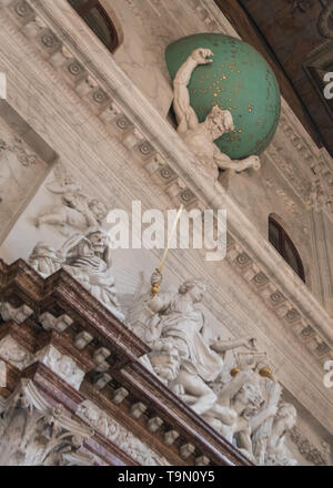 Atlas statua all'interno di Palazzo Reale di Amsterdam in Piazza Dam - interno del Palazzo Reale - Olandese Palace - il palazzo di Amsterdam Paesi Bassi Foto Stock