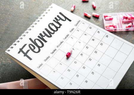 Calendario Mestruale sulla tabella grigia Foto Stock