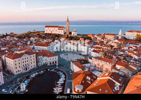 Panoramica aerea della bella città slovena di Pirano Foto Stock