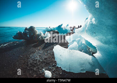 La spiaggia di diamante su Icelnad famosa per il gigantesco iceberg sulla riva Foto Stock