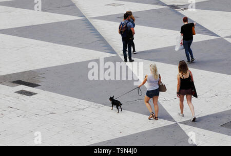 Stoccolma, Svezia - Luglio 12, 2018: persone presso la piazza Sergelstorg nell'area del centro cittadino. Foto Stock