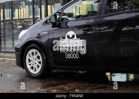 Trondheim, Norvegia - 30 Settembre 2016: Close-up di una Toyota Prius in servizio per la società Norgetaxi, parcheggiato presso la stazione centrale. Foto Stock